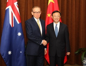 外交部长杨洁篪在北京与来访的澳大利亚外长卡尔举行会谈